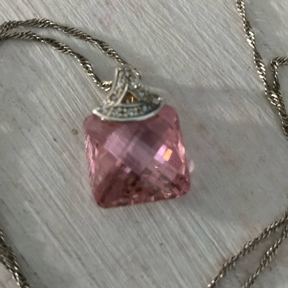 Pink ice pendant on silver chain - Picture 2 of 9